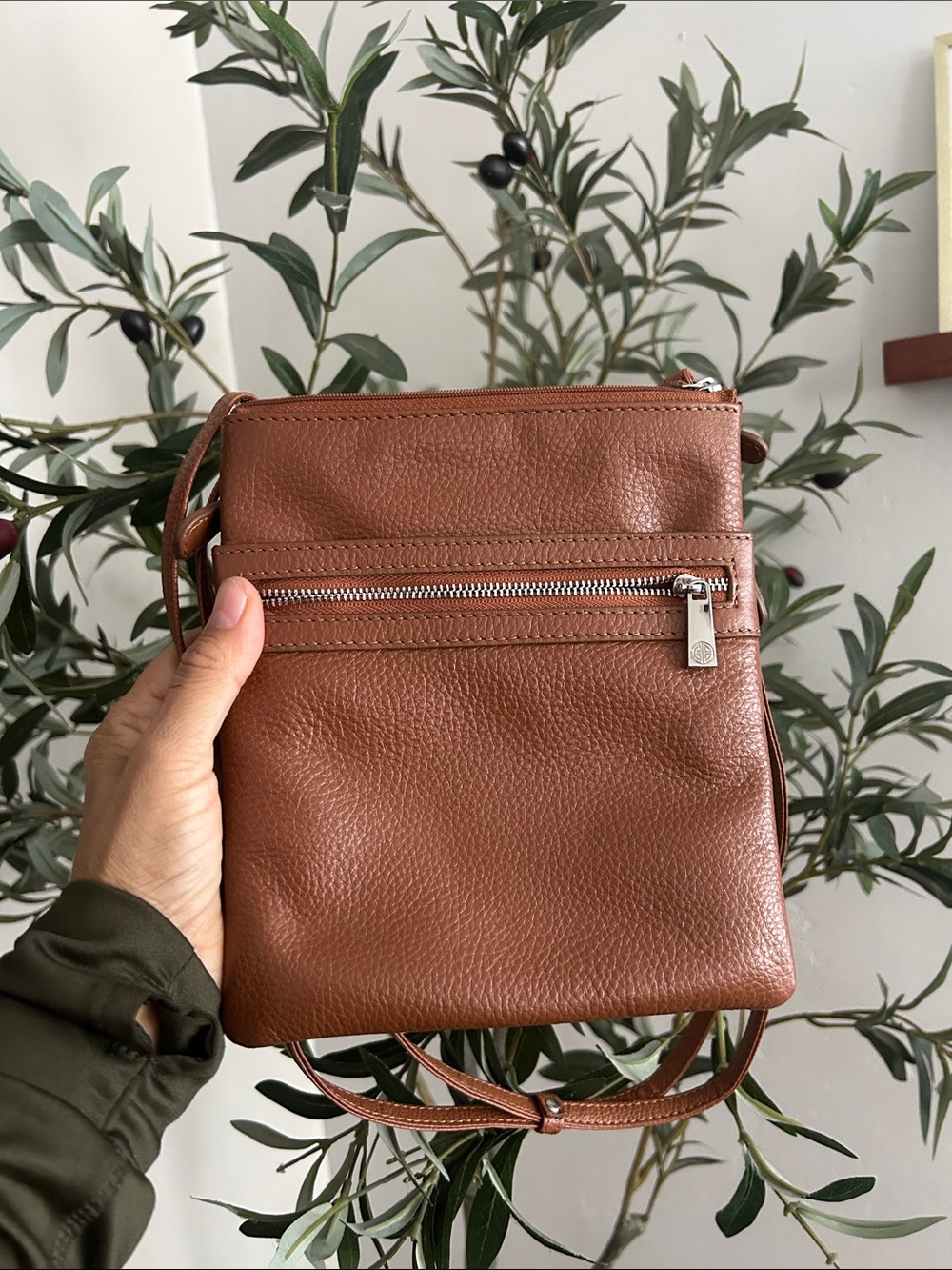 Women’s Leather Messenger Crossbody Bag with Zip Pocket